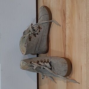 Toms women's size 6 (I believe) lined short boots